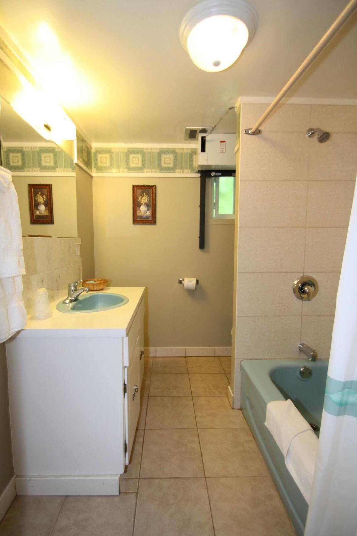 Harrison Spa Motel Harrison Hot Springs Εξωτερικό φωτογραφία